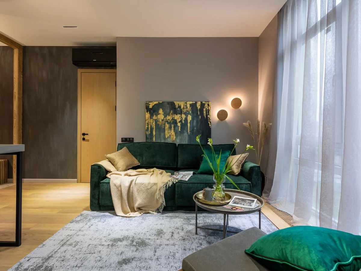 Salón reformado con iluminación cálida