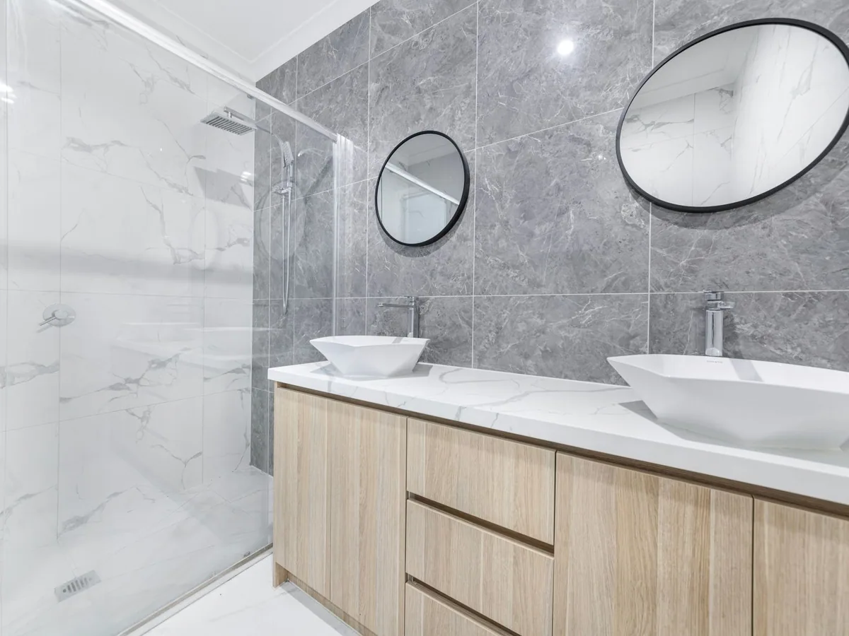 Baño reformado con doble lavabo