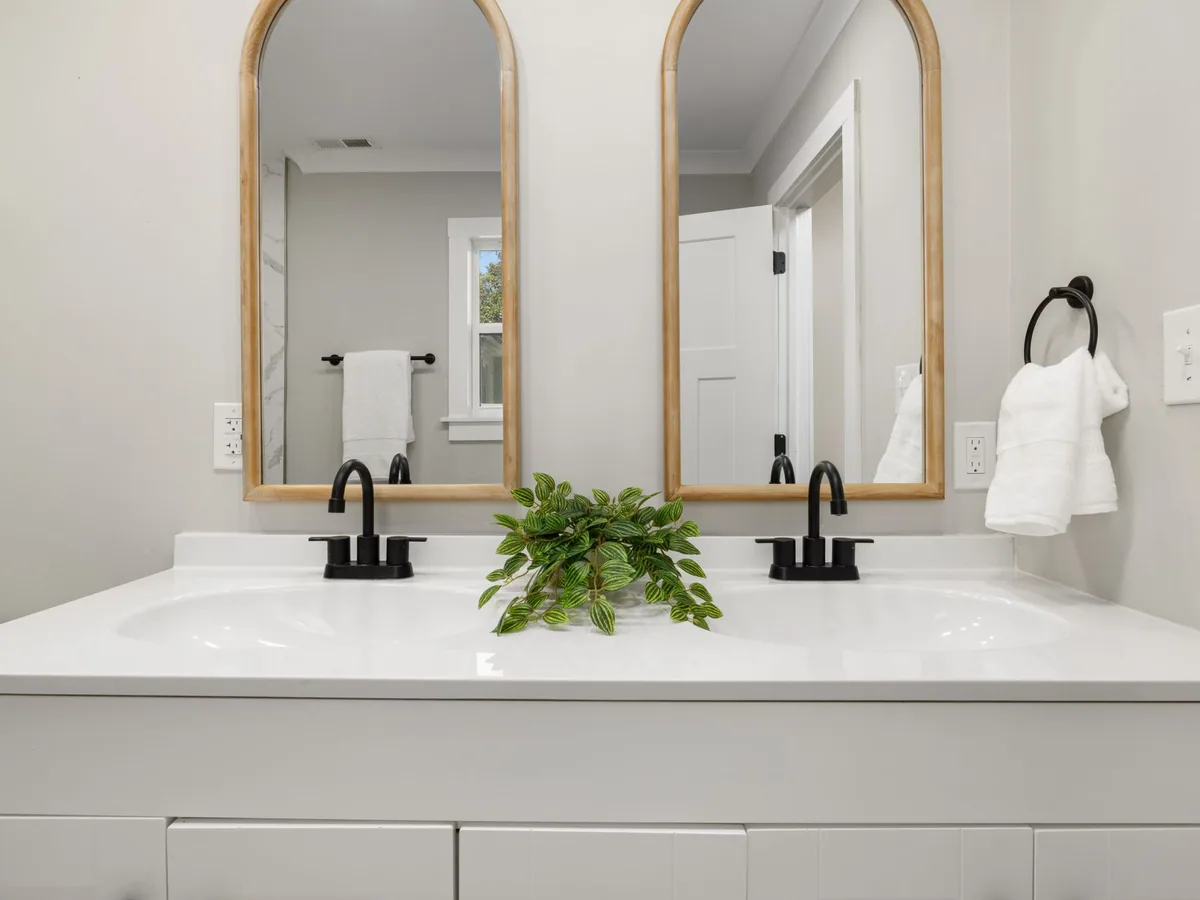 Baño con espejos y mueble suspendido